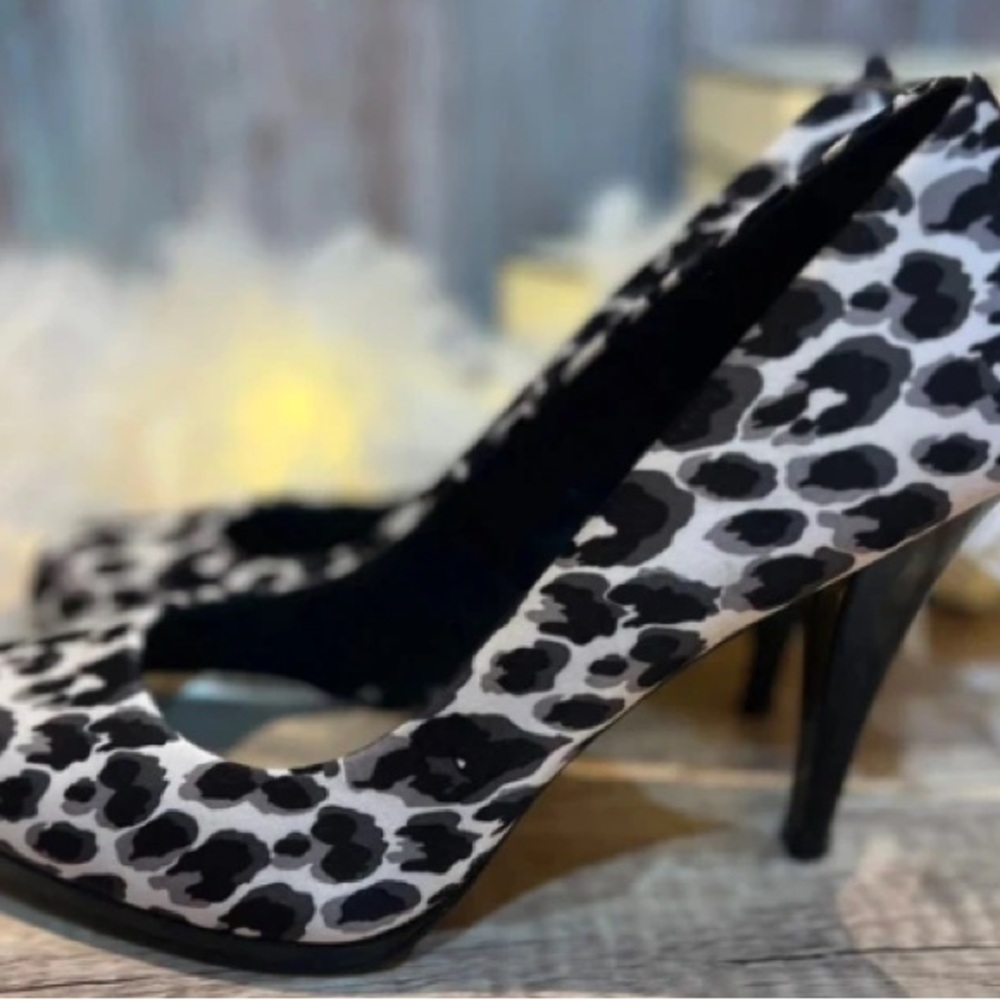 Chic Leopard Print Stiletto Heels - Picture 2 of 4